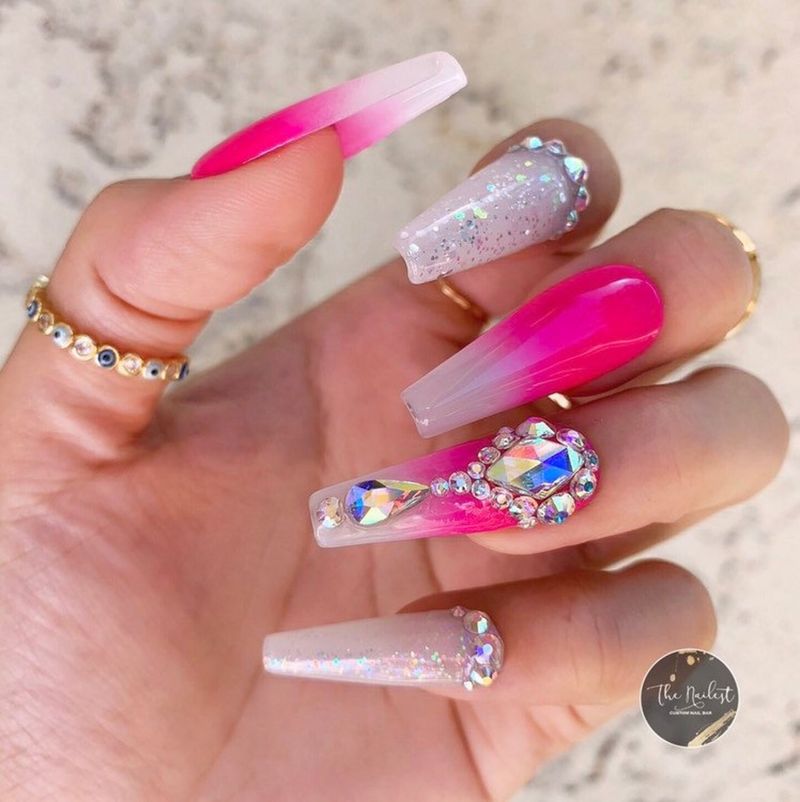 Bijeli i žarko ružičasti ombre nokti sa svjetlucavima i kamenčićima