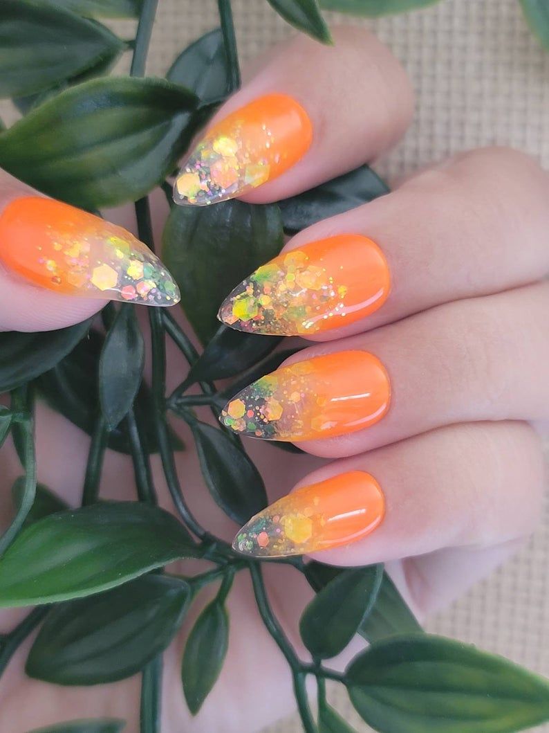 Neon narančasti ombre svjetlucavi nokti