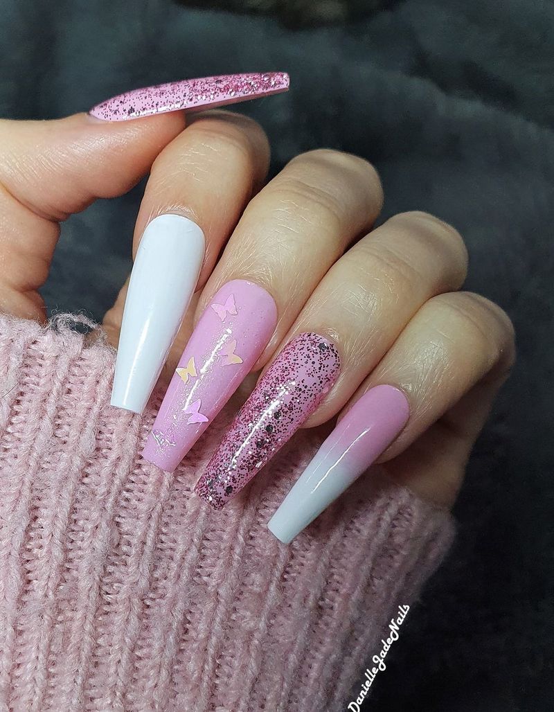 Bijeli i ružičasti ombre nokti sa svjetlucavima i leptirima