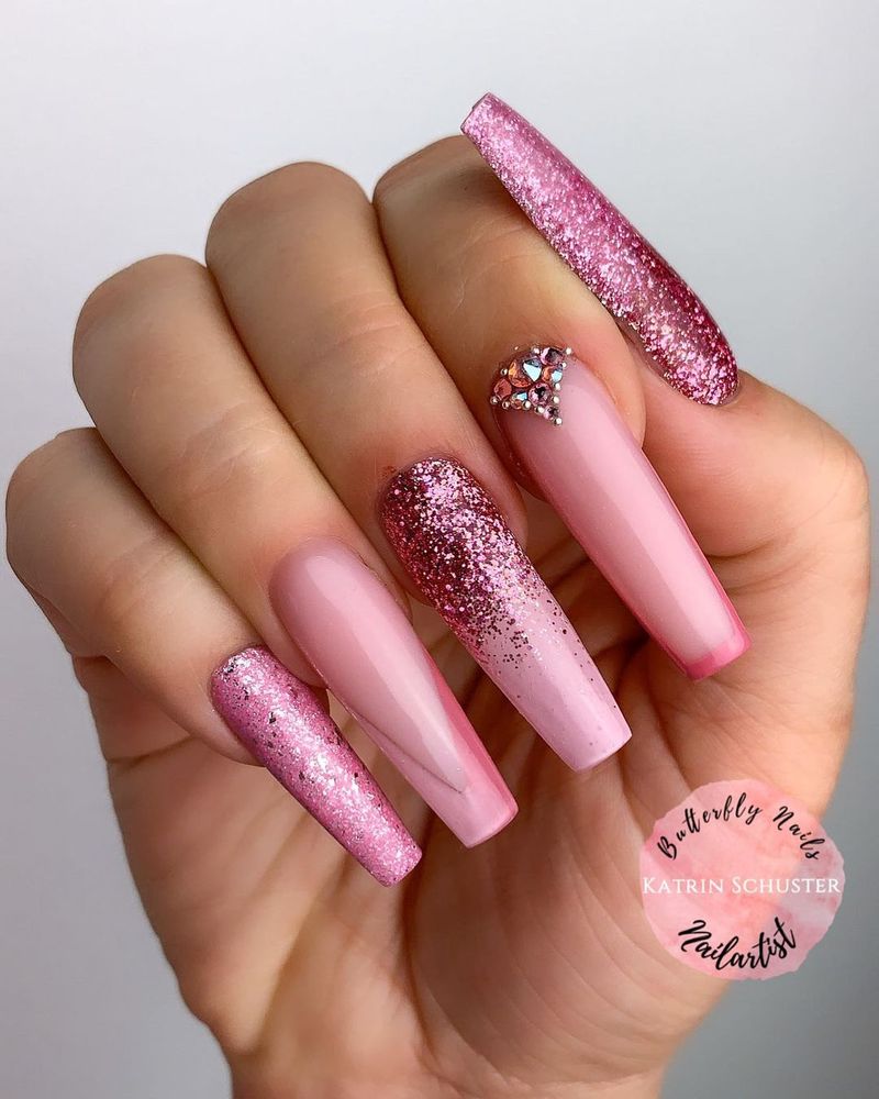 Ružičasti svjetlucavi nokti