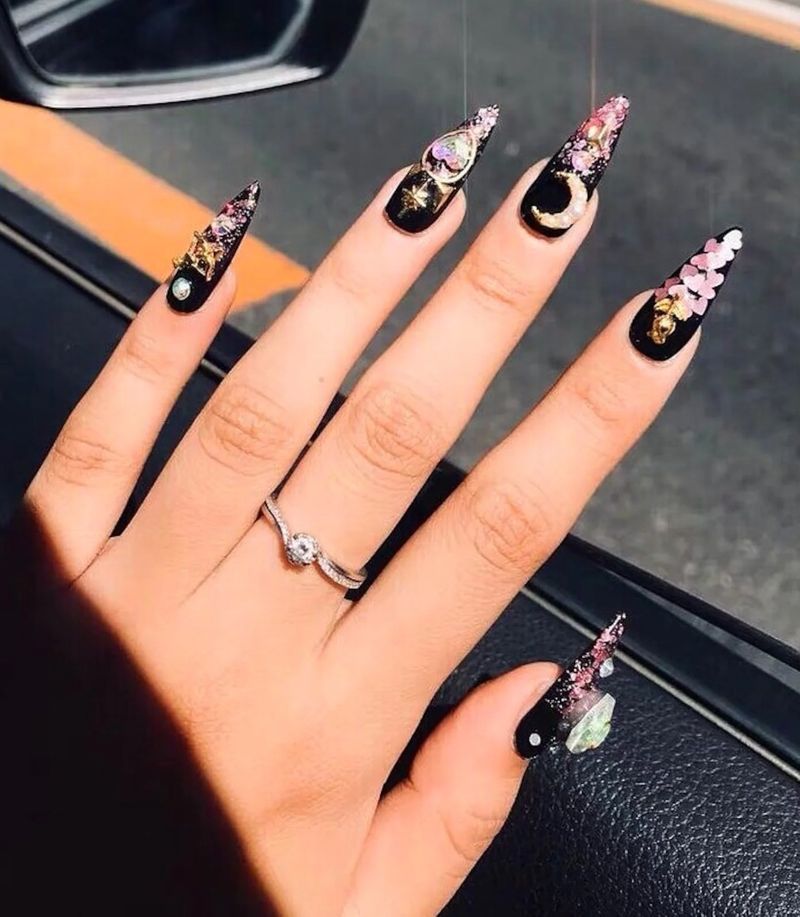 Ongles Sailor Moon noirs avec strass roses