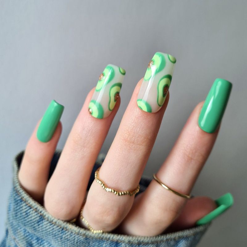 Svijetlo zeleni dizajn noktiju s avokadom
