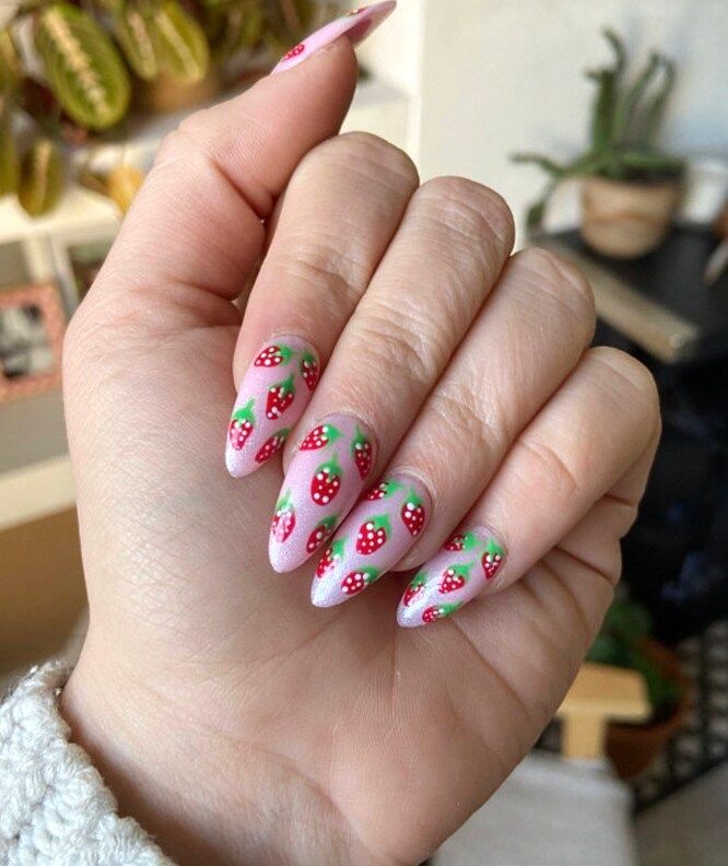 Милі рожеві полуничні нігті