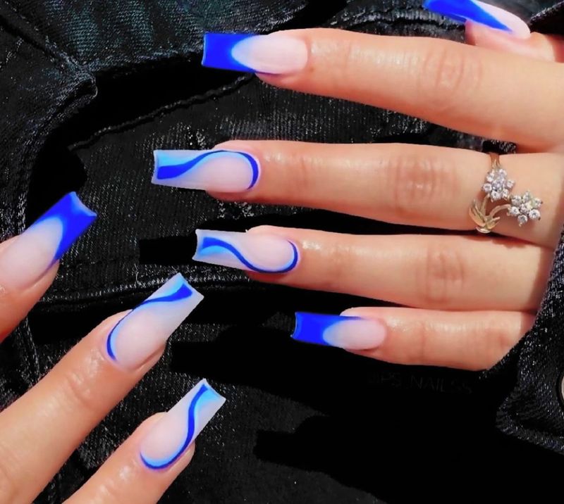 25 颗迷人的宝蓝色指甲，让你的造型充满活力