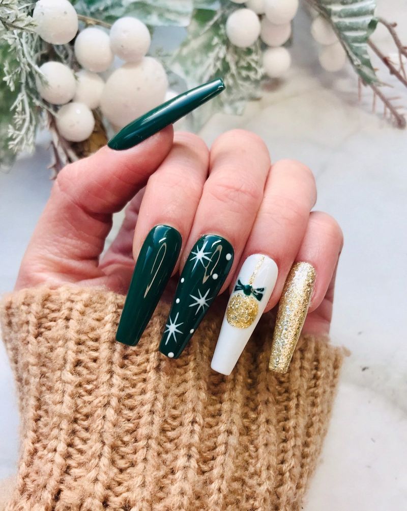 De jolis ongles de Noël vert émeraude avec des paillettes d