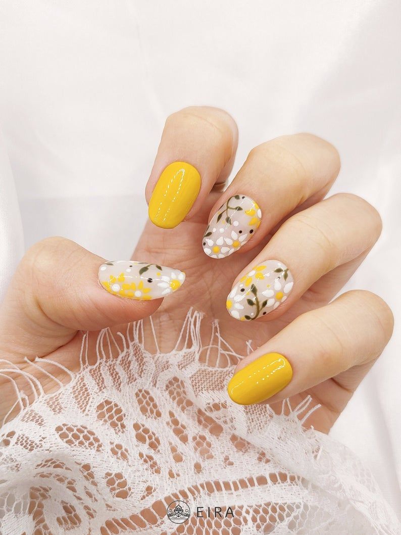 Senf žuta umjetnost noktiju s cvjetnim uzorkom