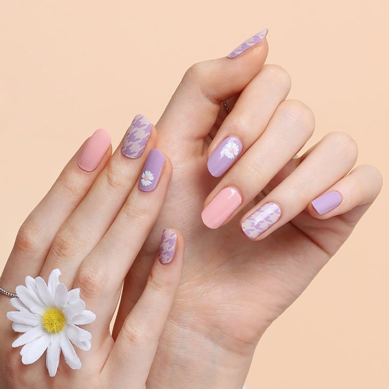 Pastelno ljubičasti i ružičasti nokti
