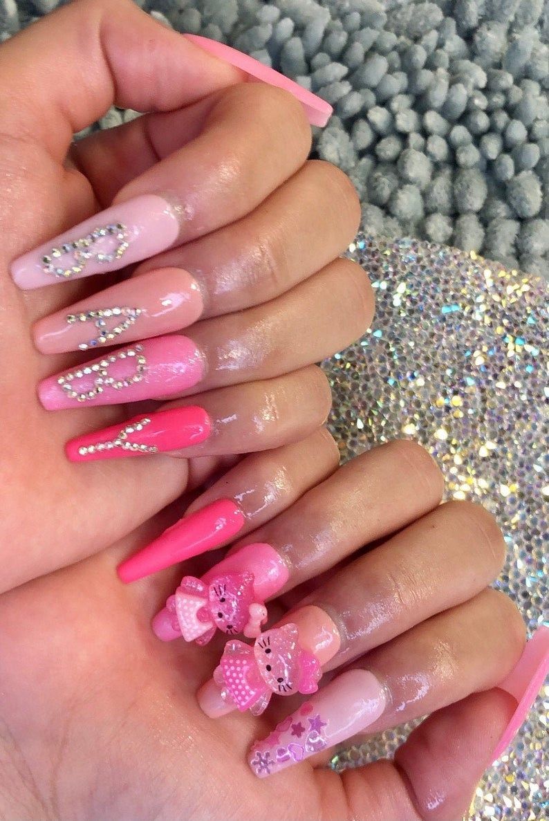 Vruće ružičasti kawaii nokti Hello Kitty