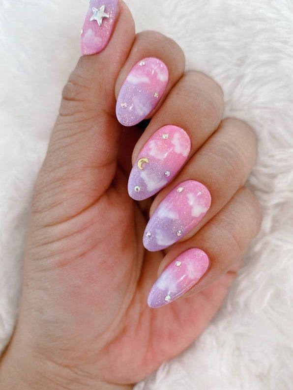 Pastelno ružičasti i ljubičasti oblak noktiju s rhinestones i svjetlucavi