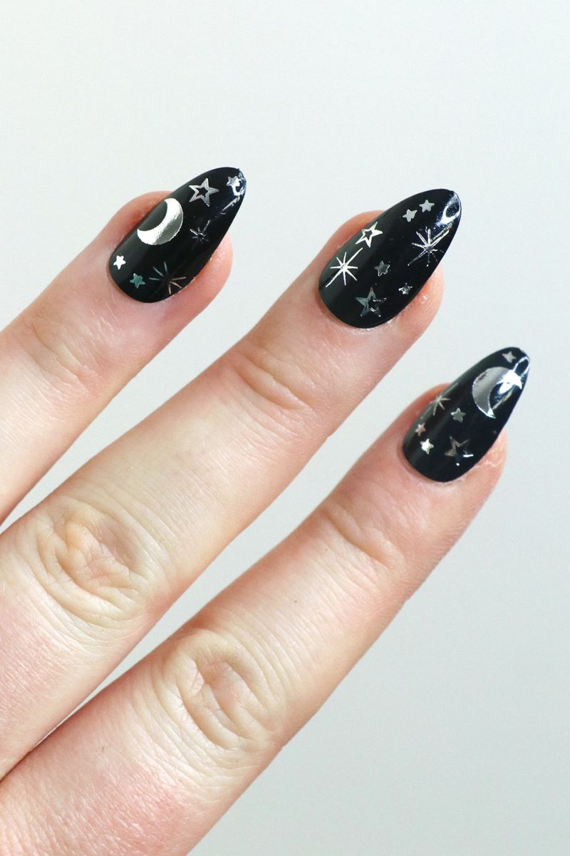 Короткі чорні нігті зі сріблястими зірками і місяцем