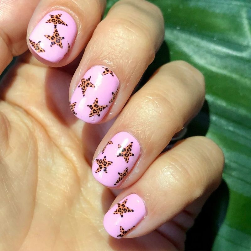 Короткі дитячі рожеві нігті з леопардовим принтом зірка