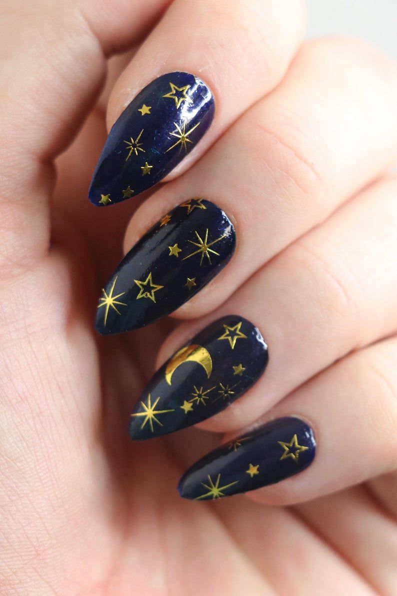 Темно-сині нігті з золотими зірочками