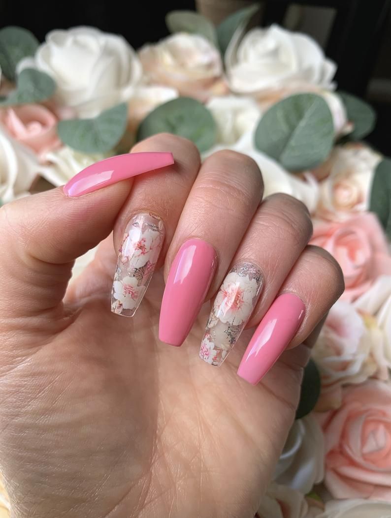 Рожева квітка весняних нігтів