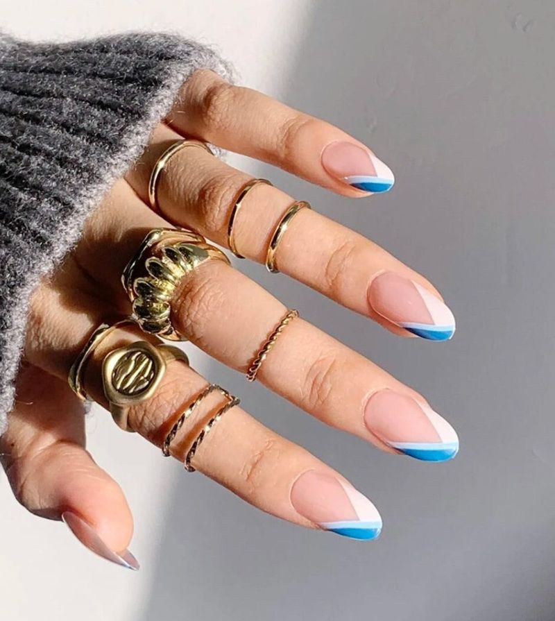 Мінімалістичні блакитні французькі нігті на весну