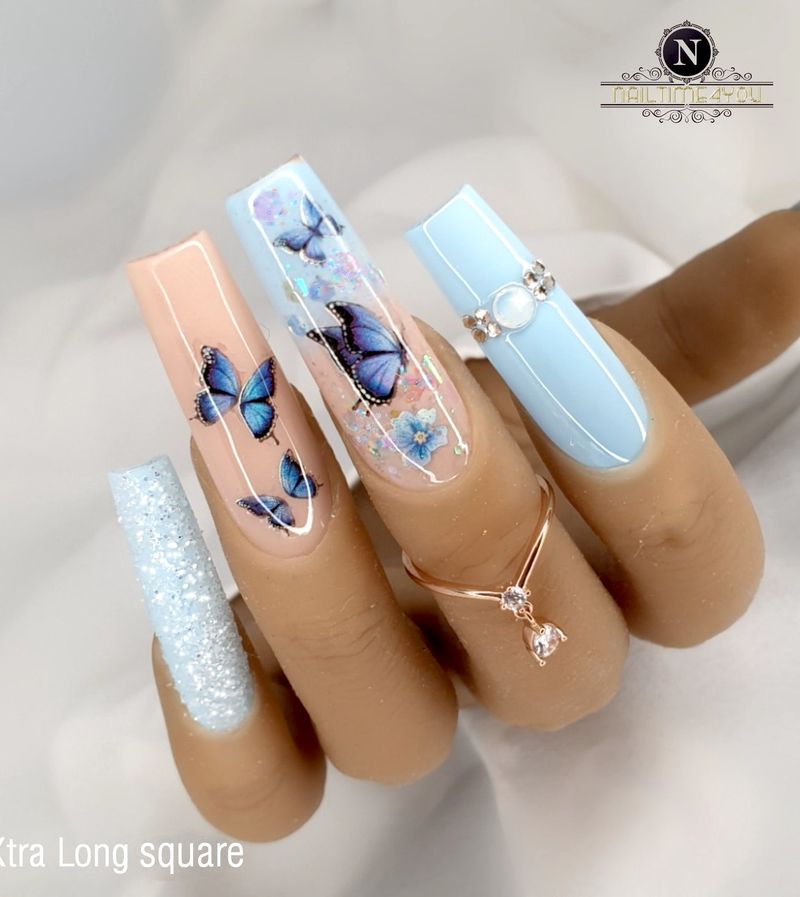 Ню і світло-блакитні весняні нігті з метеликами