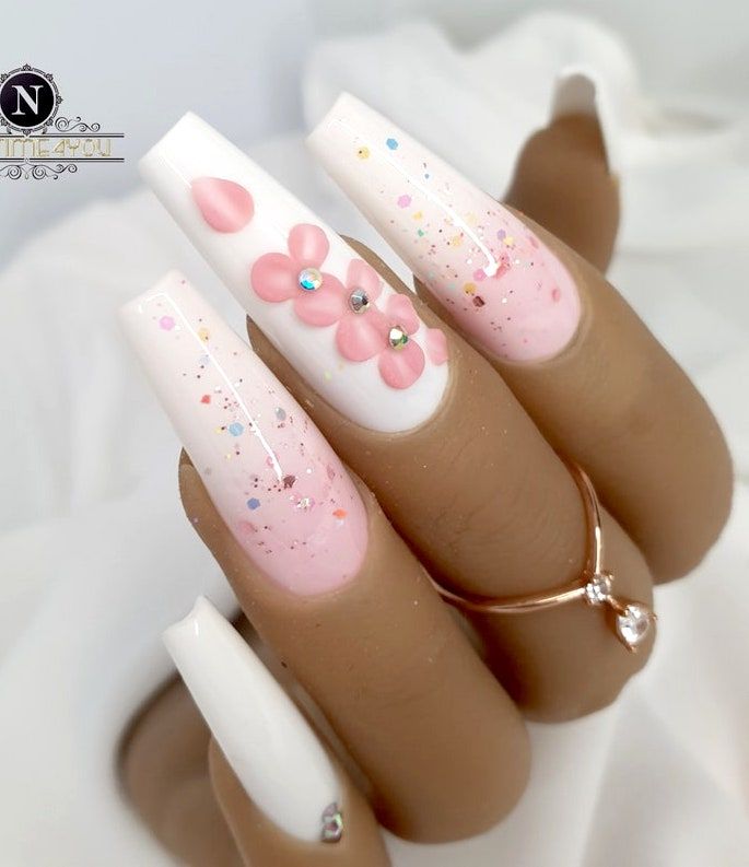 Біло-рожеві весняні нігті омбре з квітами вишні