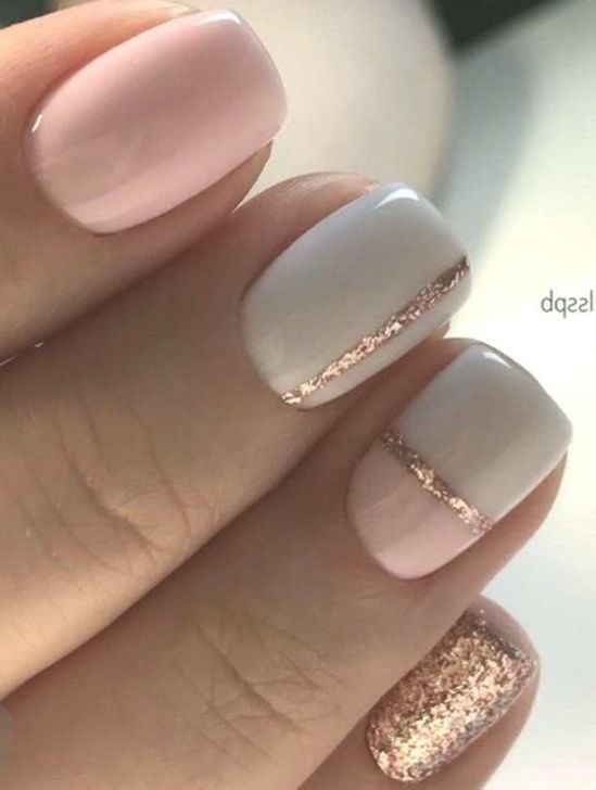 Прості весняні нігті з рожевим, білим і золотим блиском на коротких нігтях