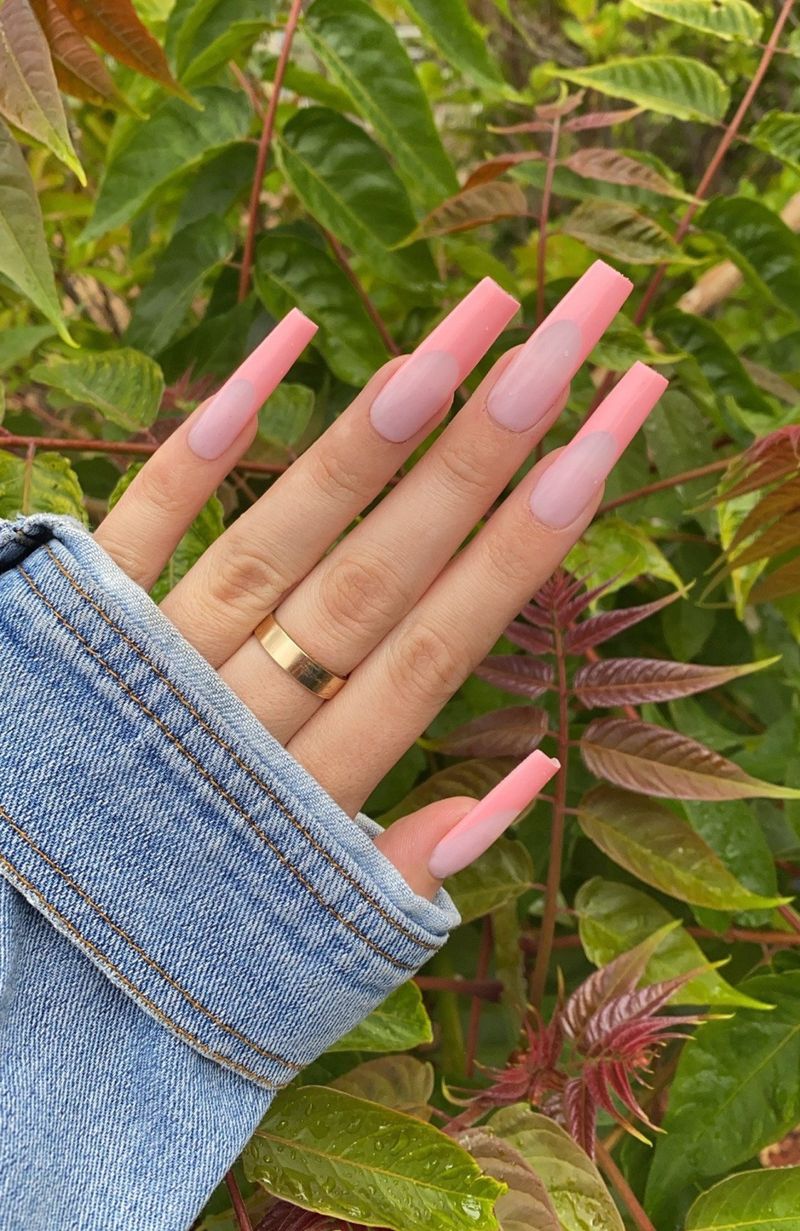 Довгі персикові рожеві французькі нігті на весну