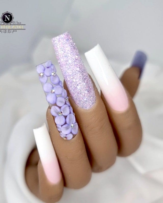 Лавандово-фіолетові весняні нігті з блиском