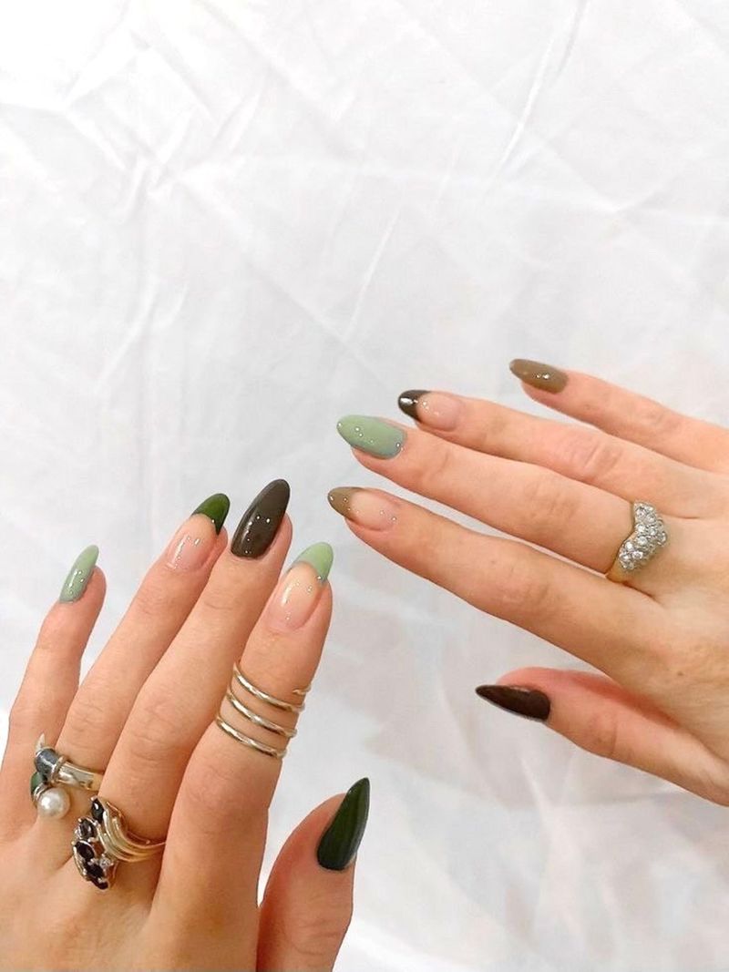 Kaki zeleni i smeđi francuski minimalistički nokti