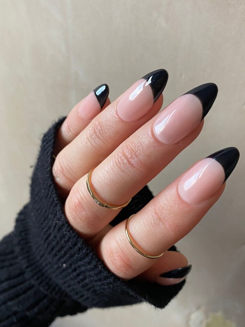 Slatki jednostavni i minimalistički crni francuski nokti