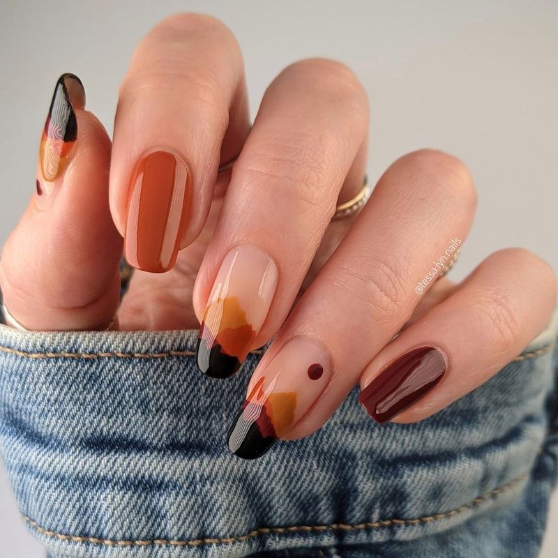 Narančasti i tamnosmeđi minimalistički nokti