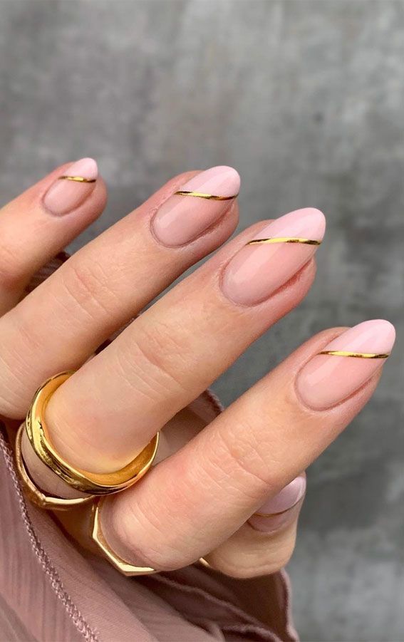 Slatki kratki i jednostavni minimalistički nokti sa zlatom
