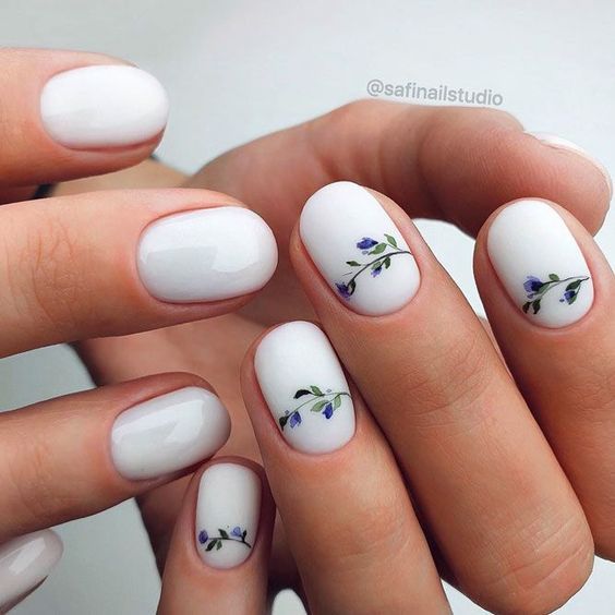 Bijeli cvjetni nokti koji su kratki