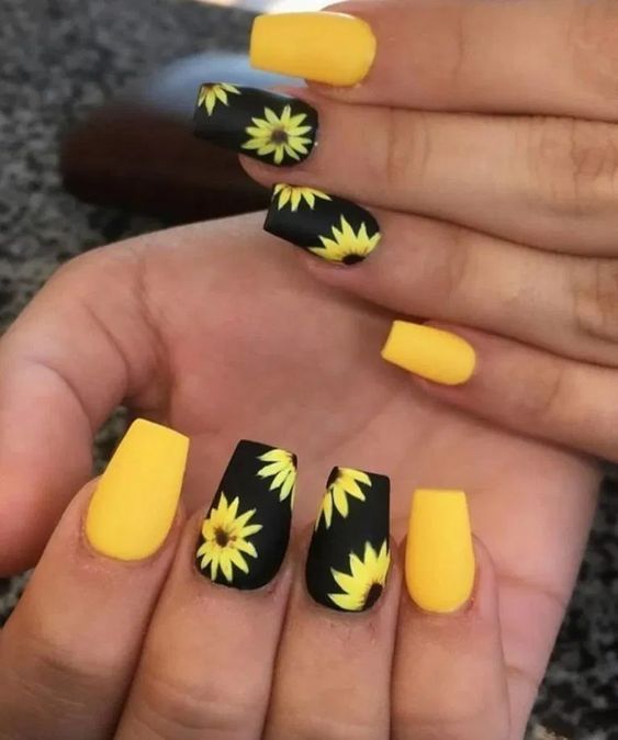 Svarte og gule blomsterspikerdesigner med solsikke