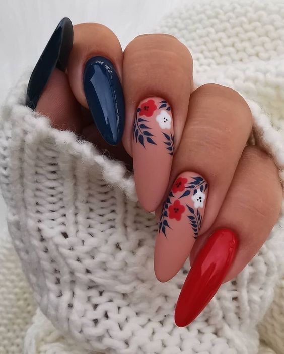 Akrilni cvjetni nokti s plavim, crvenim i neutralnim nijansama