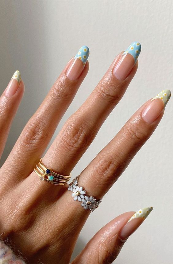 Slatki cvjetni dizajn noktiju s francuskim vrhovima noktiju