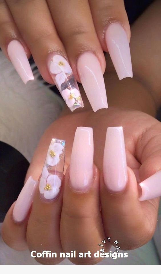 Svijetlo ružičasti akrilni nokti za lijes s dizajnom noktiju