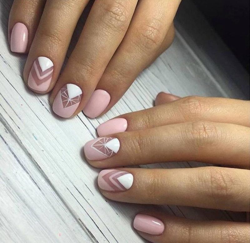 Kratke bijele i ružičaste gel obloge za nokte