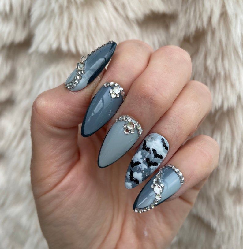 Ongles gris avec strass