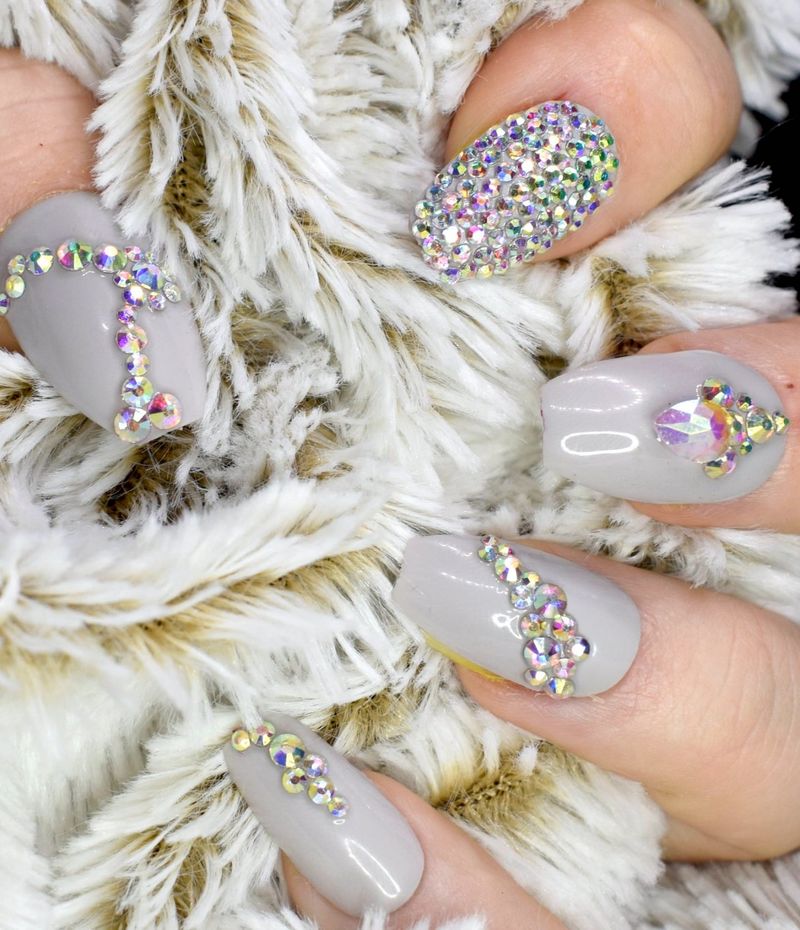 Ongles courts en strass gris clair