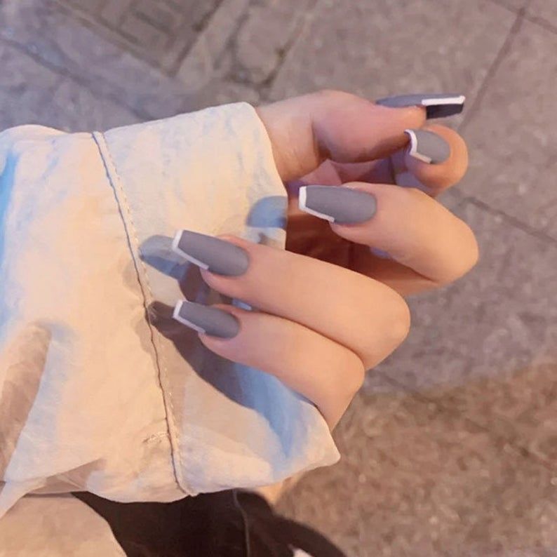 Ongles gris mat avec pointes blanches
