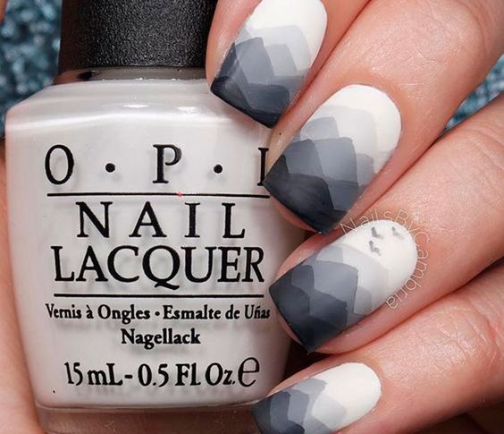 Ongles abstraits gris montagne