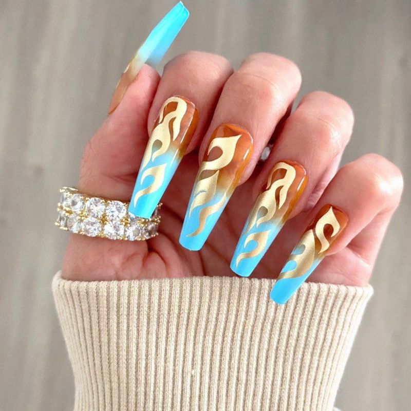 Cool turkizni nohti z zlatim plamenom nail art