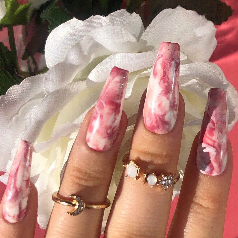 Bijelo i ružičasto tie dye mramorne nokte