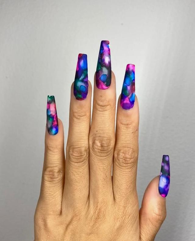 Plava i ljubičasta galaxy tie dye nokte
