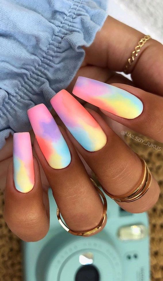Prekrasan pastelni dizajn duginih noktiju tie dye