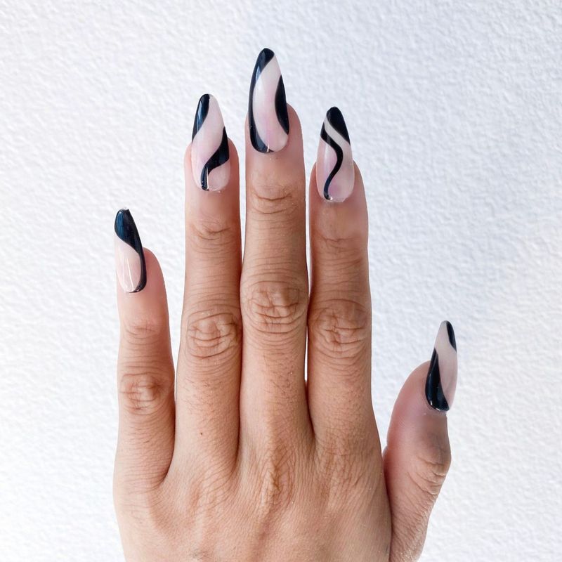 De jolis ongles tourbillonnants noirs minimalistes en forme d