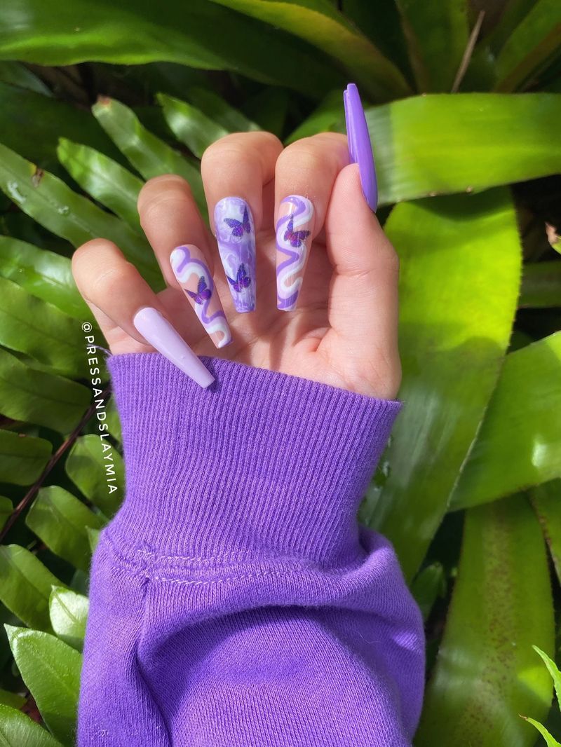 Ongles tourbillon violet multicolore avec des papillons