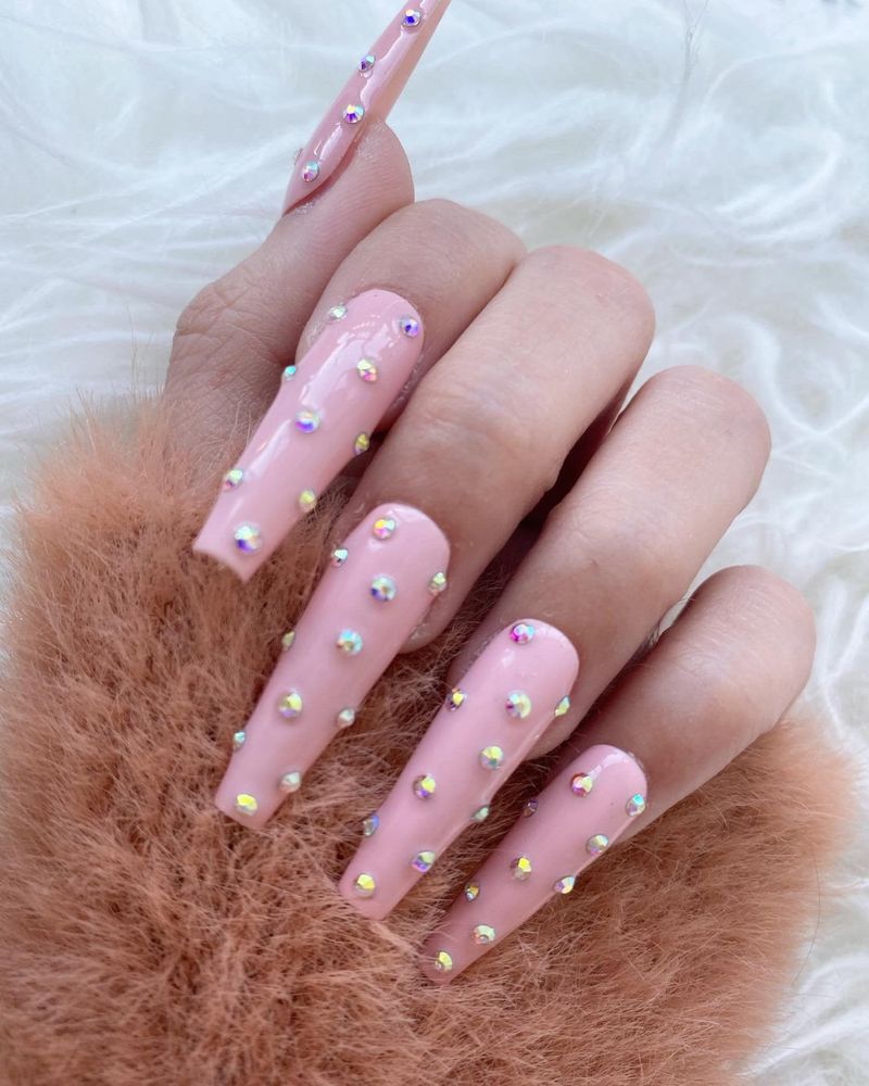 Nježni ružičasti rhinestone nokti