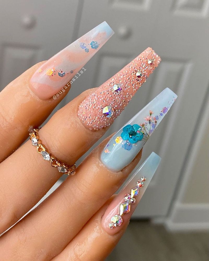 Ružičasti i pastelno plavi cvjetni nokti s rhinestones