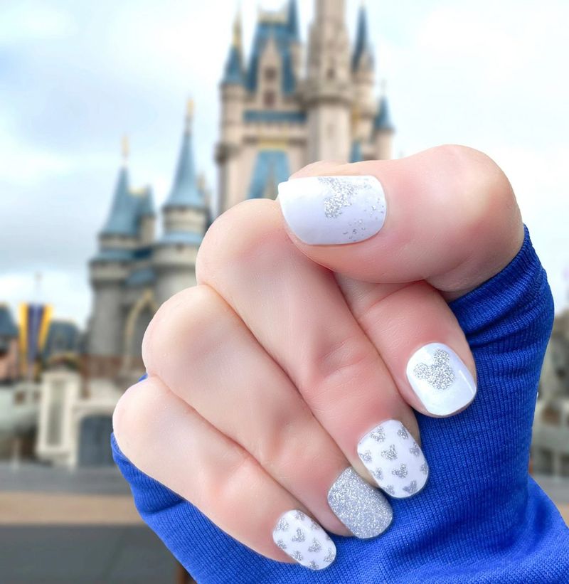 Kratki beli in srebrni Disney nohti z nail art Mickey Mouse