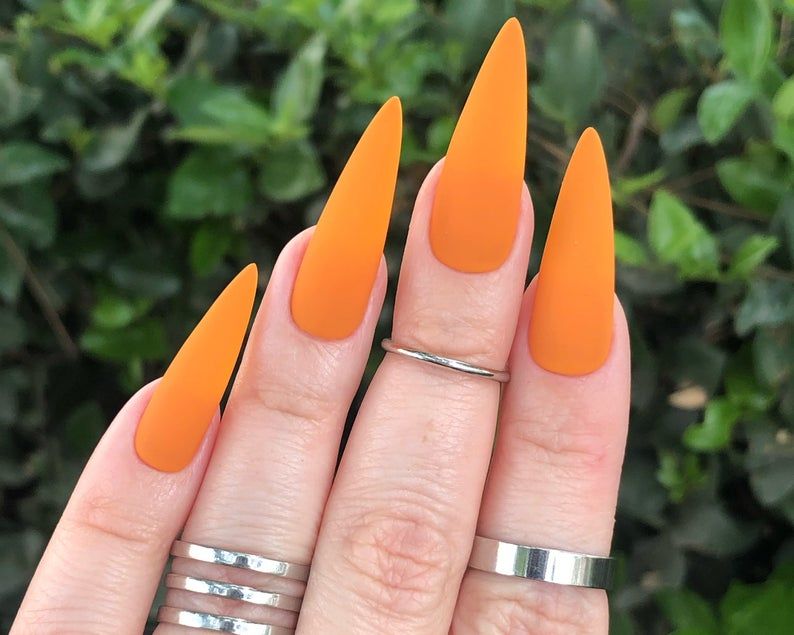 Narančasti mat stiletto nokti