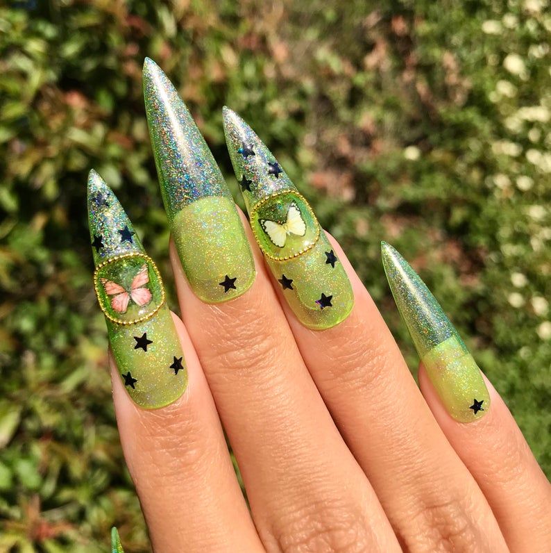 Zeleni stiletto dizajn noktiju s leptirima i zvijezdama