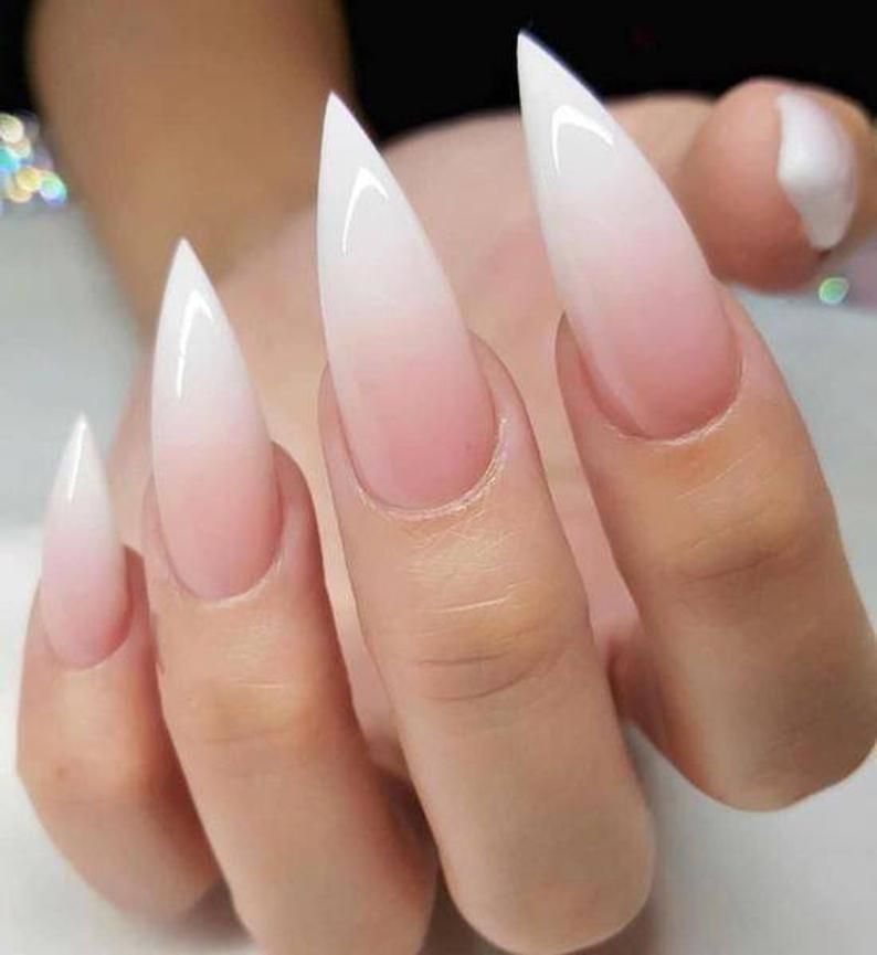 Ružičasti i bijeli stiletto nokti