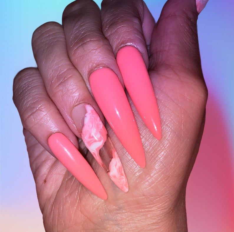 Ružičasti stiletto nokti